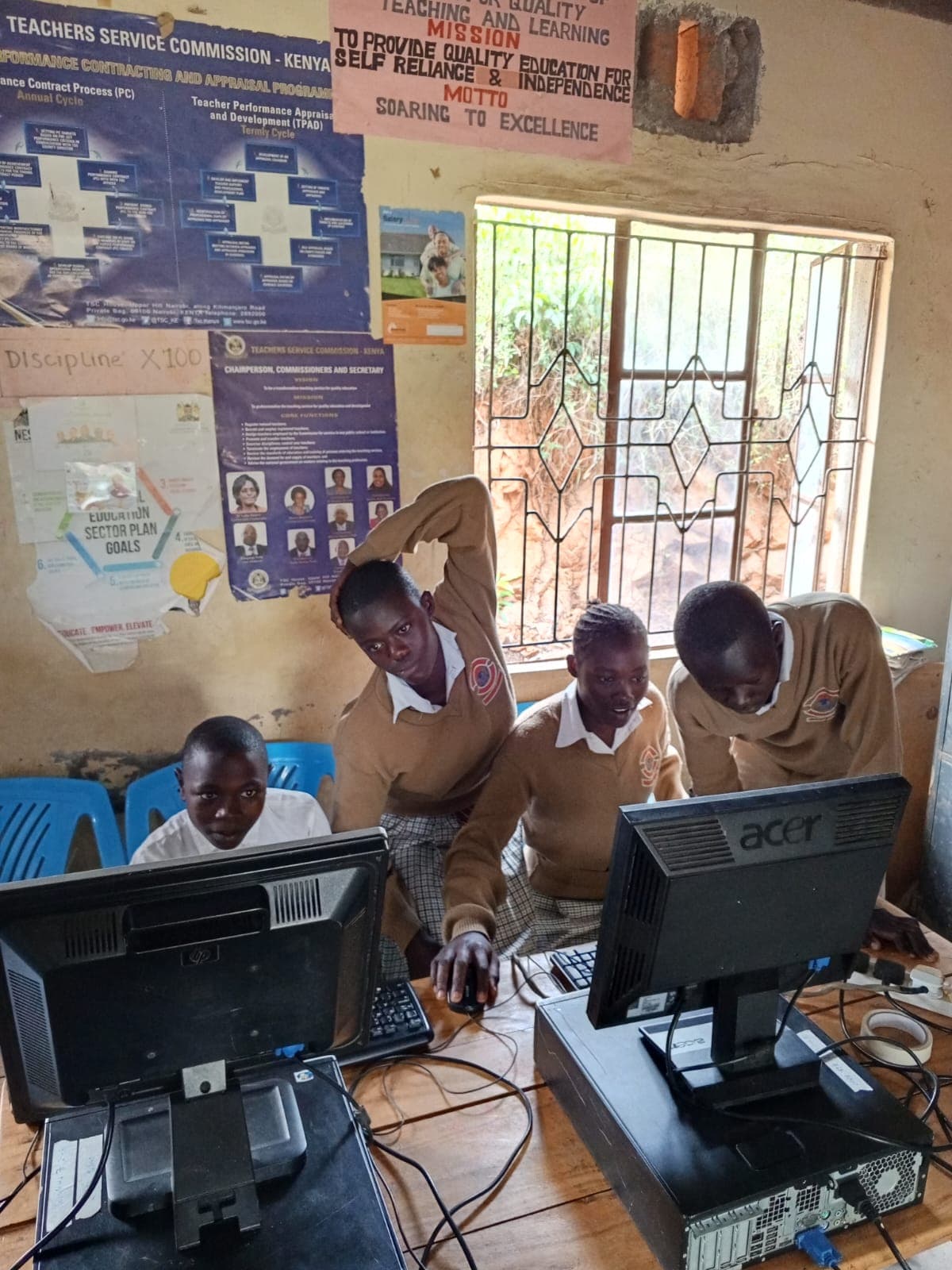Rural Kenyan youth using computers